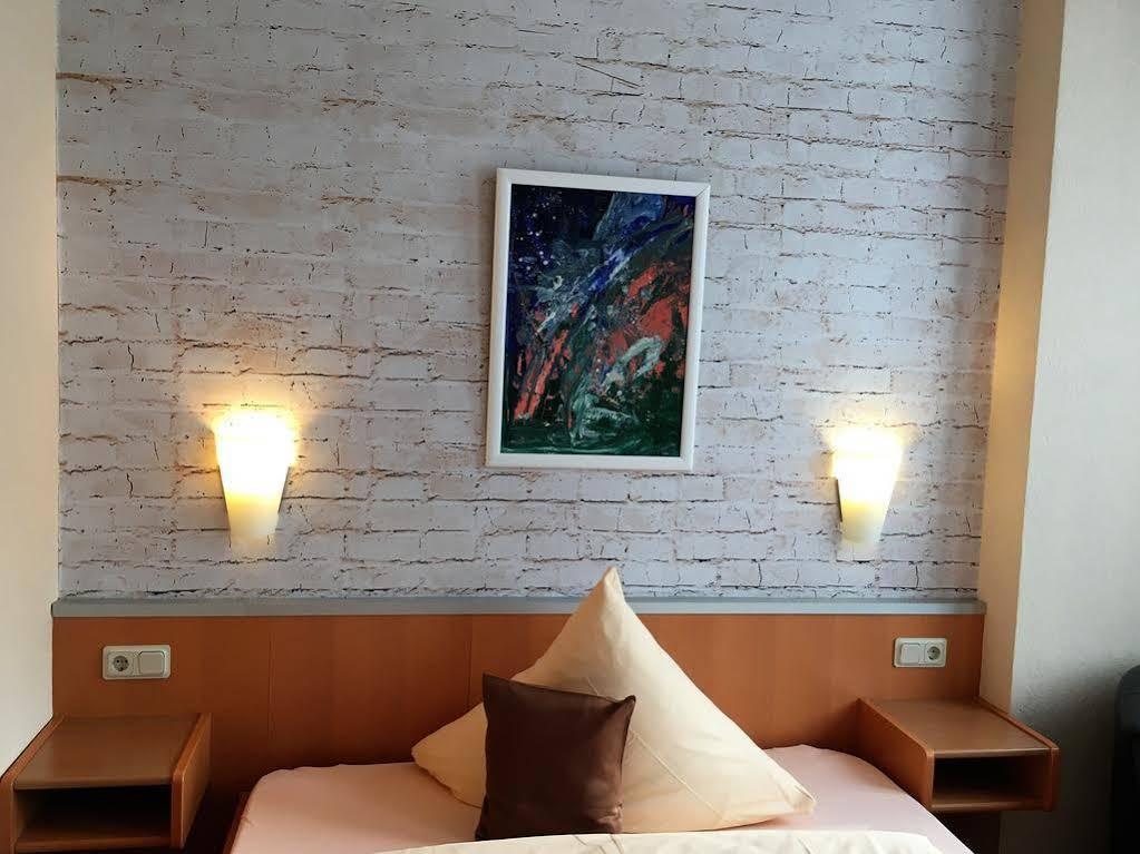 Hotel Stadt Hamburg Am Fluss Саарбрюккен Экстерьер фото