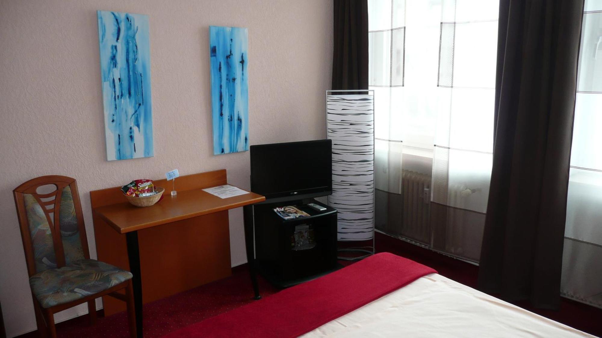 Hotel Stadt Hamburg Am Fluss Саарбрюккен Номер фото