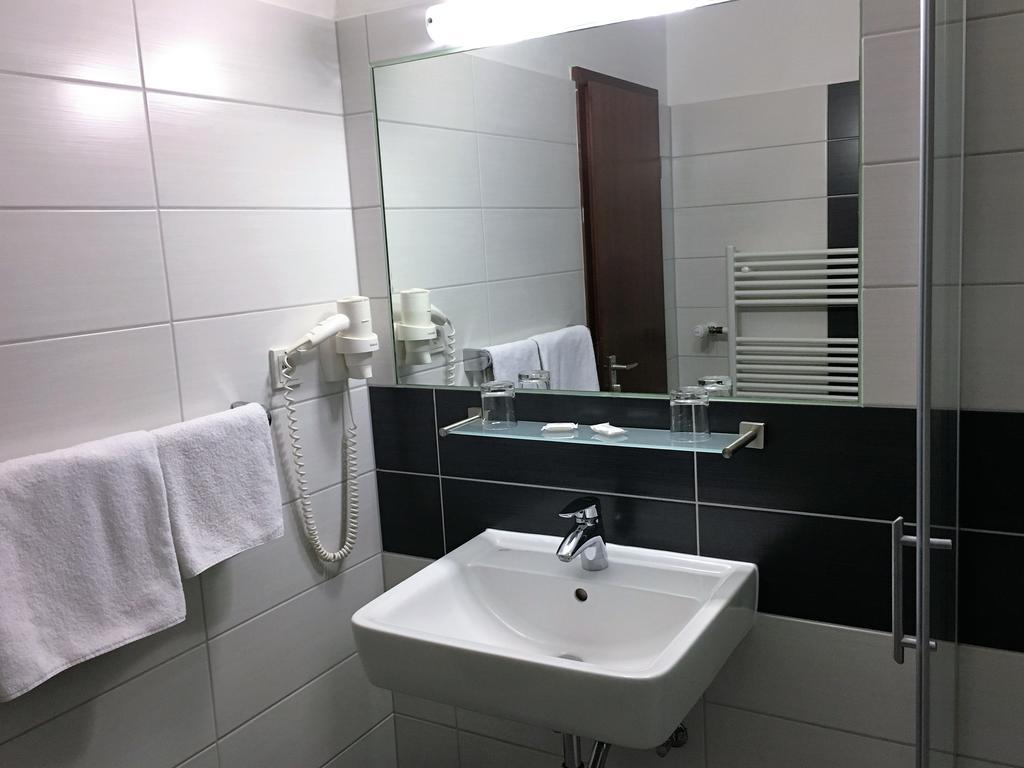 Hotel Stadt Hamburg Am Fluss Саарбрюккен Экстерьер фото