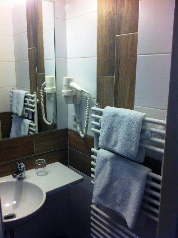 Hotel Stadt Hamburg Am Fluss Саарбрюккен Номер фото