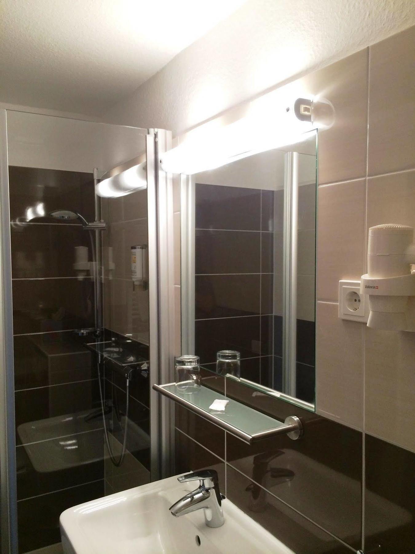 Hotel Stadt Hamburg Am Fluss Саарбрюккен Экстерьер фото